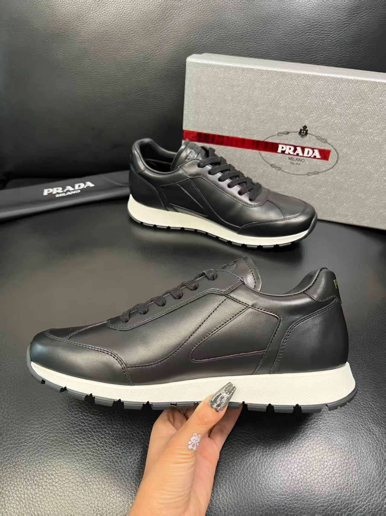 P440 38-45 Prada Prada’s new men’s leather sneakers, the highest version on the market, any comparison is welcome🆚! The original leather has excellent texture and is super high-end! Fetal sheep net lining imported from Italy, removable pad! Luxurious materials and fine workmanship, highly recommended! No. 058